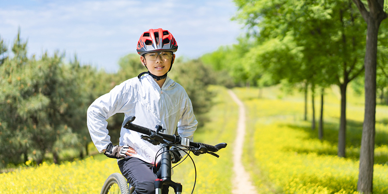 COME SCEGLIERE GLI OCCHIALI DA SOLE SPORTIVI PER I TUOI BAMBINI: proteggere gli occhi dei bambini e migliorare le prestazioni